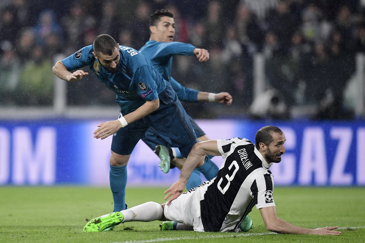 Cristiano Ronaldo se anticipó a Giorgio Chiellini para colocar el 1-0. (Foto Prensa Libre: AFP)