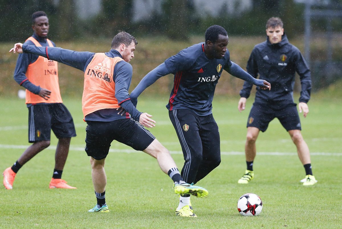 Jan Vertonghen y Romelu Lukaku durante el entrenamiento de Bélgica. (Foto Prensa Libre: EFE)