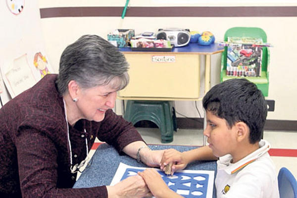 Helen de Bonilla junto a uno de los estudiantes que son atendidos en la Fundal. (Foto Prensa Libre: HemerotecaPL)