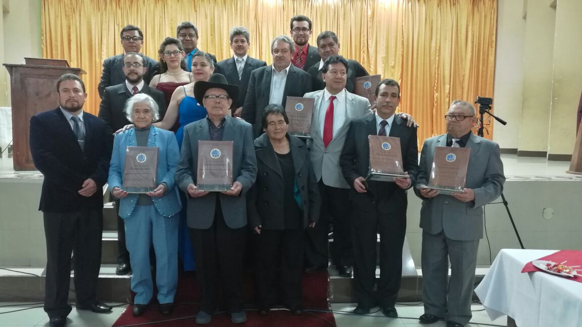 Los homenajeados posan junto a integrantes de la Asociación Civil Sijense. (Foto Prensa Libre: María José Longo)