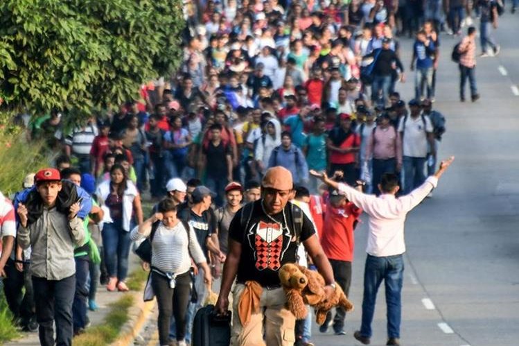 Los hondureños salen en caravana de su tierra en busca de oportunidades de trabajo. (Foto Prensa Libre: AFP)