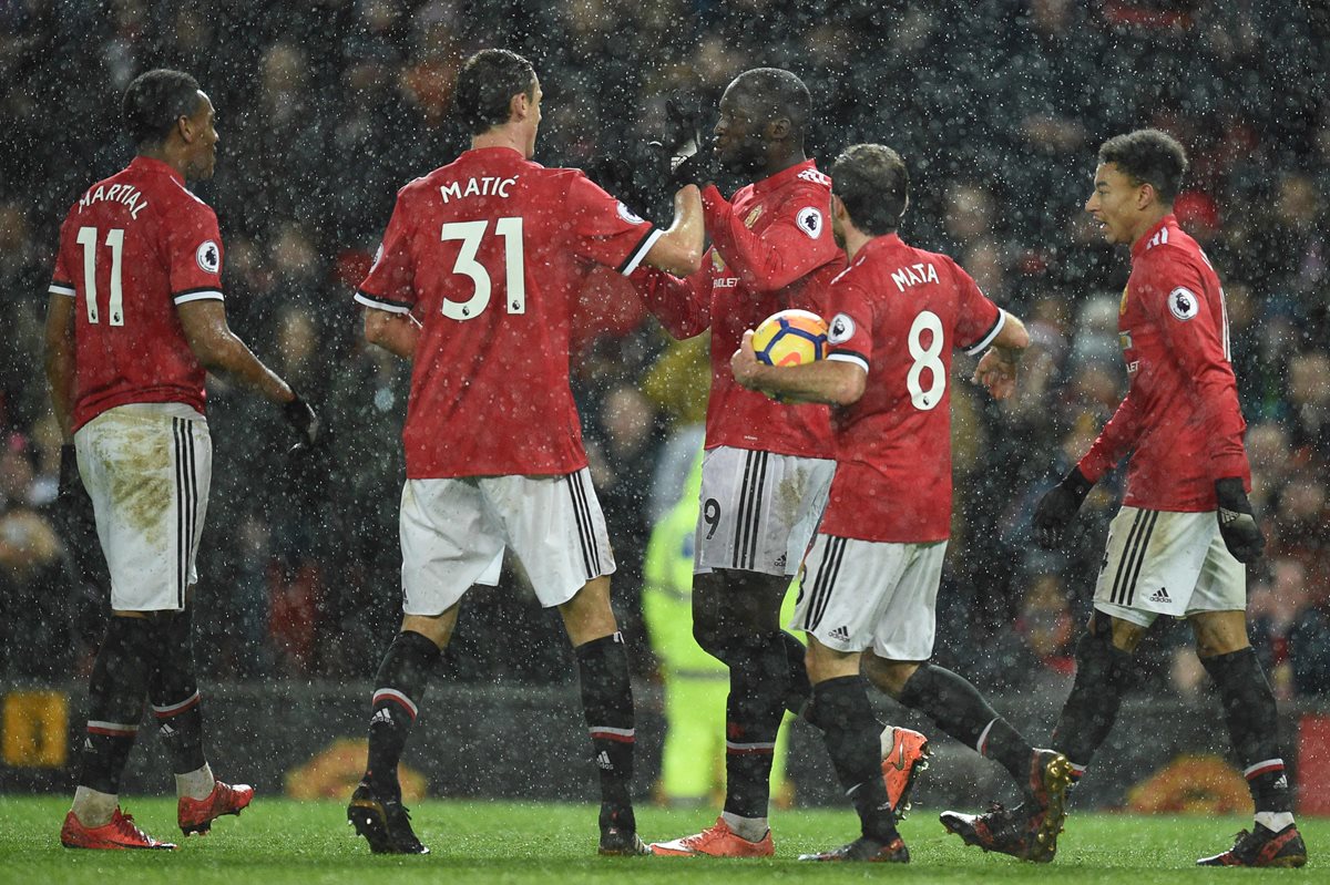 Romelu Lukaku festeja con sus compañeros de equipo. (Foto Prensa Libre: AFP)