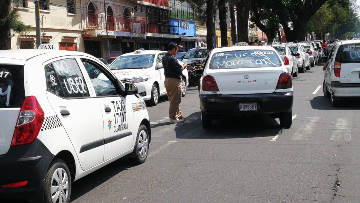 Varios taxis se unieron a las protestas anunciadas para este día.