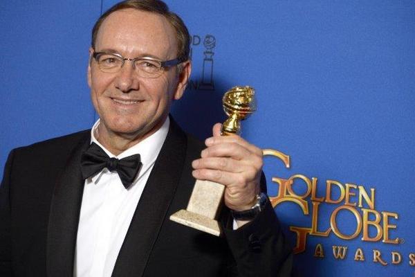 El actor estadounidense Kevin Spacey, con su Globo de oro, Mejor actor en una serie de televisión - drama, por House of Cards. (Foto Prensa Libre: EFE)