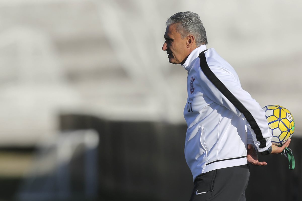 Tite, de 55 años, aceptó este miércoles el hierro caliente de liderar la selección brasileña. (Foto Prensa Libre EFE)