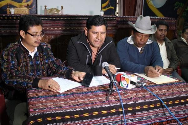 Alcaldes indígenas de Sololá anuncian a medios de comunicación el estado de alerta por secuestro de taxista. (Foto Prensa Libre: Édgar R. Sáenz)<br _mce_bogus="1"/>