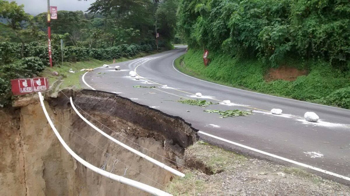 Tramo carretero en San Marcos está a punto de colapsar. (Foto Prensa Libre: Aroldo Marroquín)