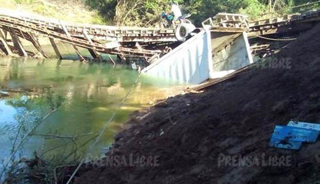 Lugar donde cayó el camión en Dolores, Petén. (Foto Prensa Libre: Walfredo Obando).