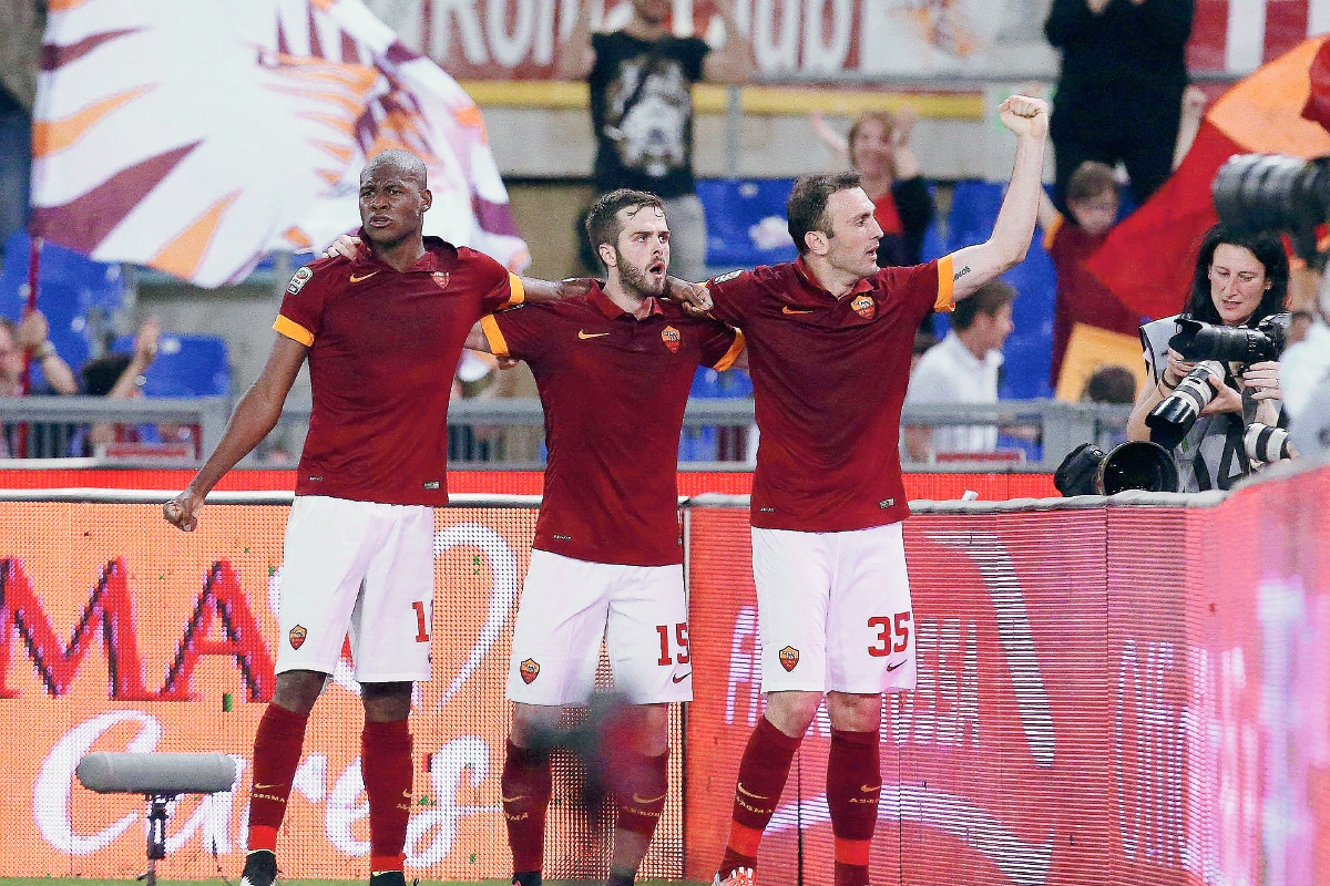 Los jugadores del As roma esperan celebrar el próximo lunes en el derbi de la ciudad frente al Lazio. (Foto Prensa Libre: AFP)