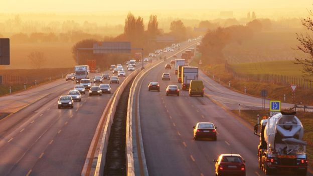 Según el Departamento de Transporte, en Reino Unido no hay planes para cambiarse a conducir por la derecha. GETTY IMAGES