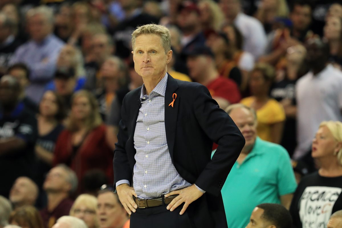 Los Golden State Warriors buscarán sentenciar la final de la NBA este lunes en el quinto juego de la serie contra los Cavaliers. (Foto Prensa Libre: AFP)