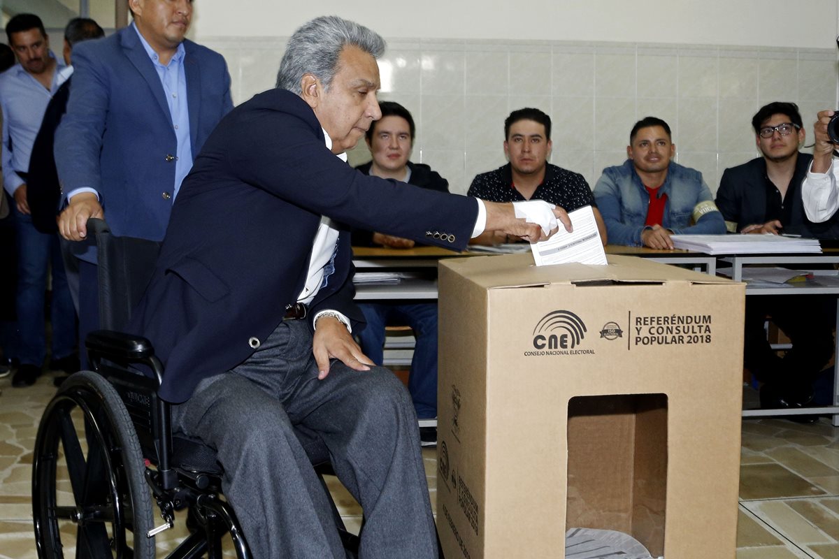 El presidente ecuatoriano, Lenín Moreno, vota en el referendo, en Quito. (Foto Prensa Libre: AFP)