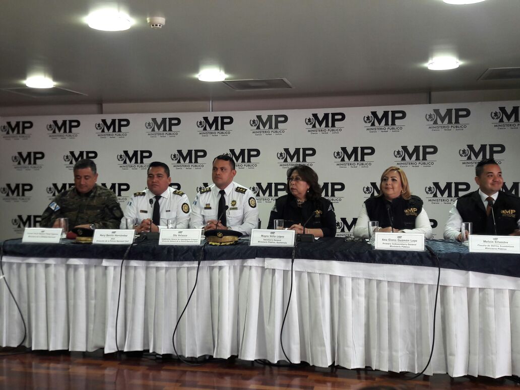 Autoridades del Ministerio Público, de la Defensa Nacional y de Gobernación dieron detalles del operativo contra los supuestos contrabandistas. (Foto Prensa Libre: PNC)