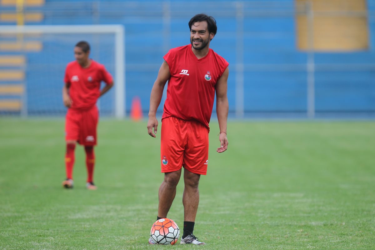 Una sonrisa pone de manifiesto que Carlos Ruiz está motivado por enfrentar al Real Salt Lake. El Pescado es un buen soporte para los jugadores rojos. (Foto Prensa Libre: Carlos Vicente)