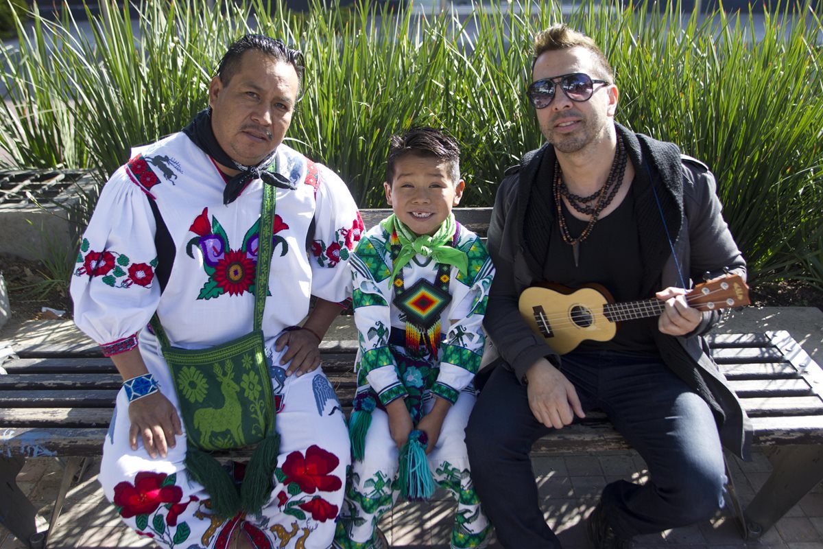 Yuawi (c), su padre, José (i) y el autor del tema "Movimiento Naranja", Moy Barba (d), en Guadalajara, México (Foto Prensa Libre: EFE).