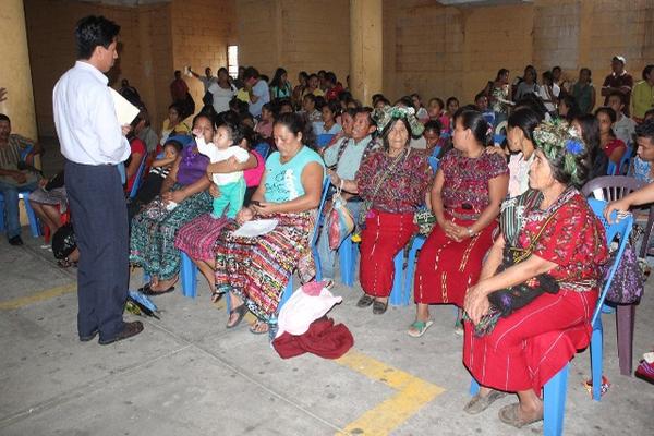 Representante de la oenegé Prodesca se dirige a comadronas de San Pablo Jocopilas, Suchitepéquez, para informarles que ya no laborarán en sus comunidades. (Foto Prensa Libre: Danilo López).<br _mce_bogus="1"/>