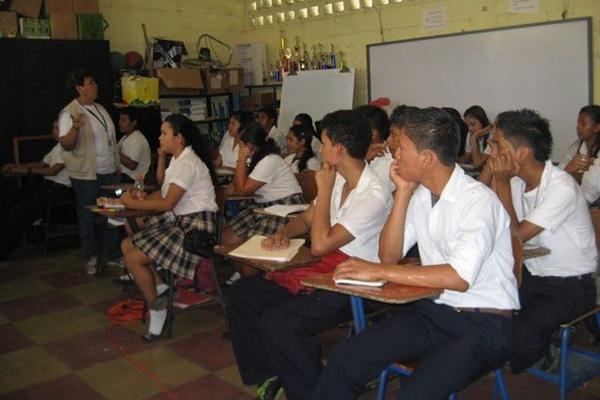 Marta Alicia Monterroso, oficial de la PDH en Izabal, orienta a un grupo de estudiantes de Telesecundaria sobre como prevenir la violencia. (Foto Prensa Libre: José López)