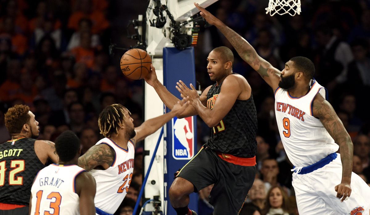 El jugador Al Horford de los Hawks intenta un lanzamiento ante Kyle O'Quinn (d), Derrick Williams (3-i), y Jerian Grant (2-i) de los Knicks. (Foto Prensa Libre: EFE)