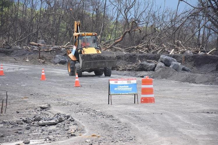 Las lluvias han ocasionado que lahares bajen por las barranca Las Lajas y por la zona cero. (Foto Prensa Libre: Enrique Paredes)