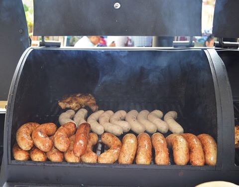 Las salchichas alemanas son el platillo principal, acompañadas de cerveza, en la celebración del Oktoberfest. (Foto Cortesía)