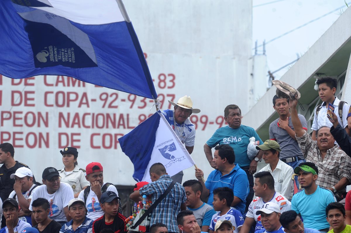 Los colores azul y blanco de Suchi pintaron el estadio.