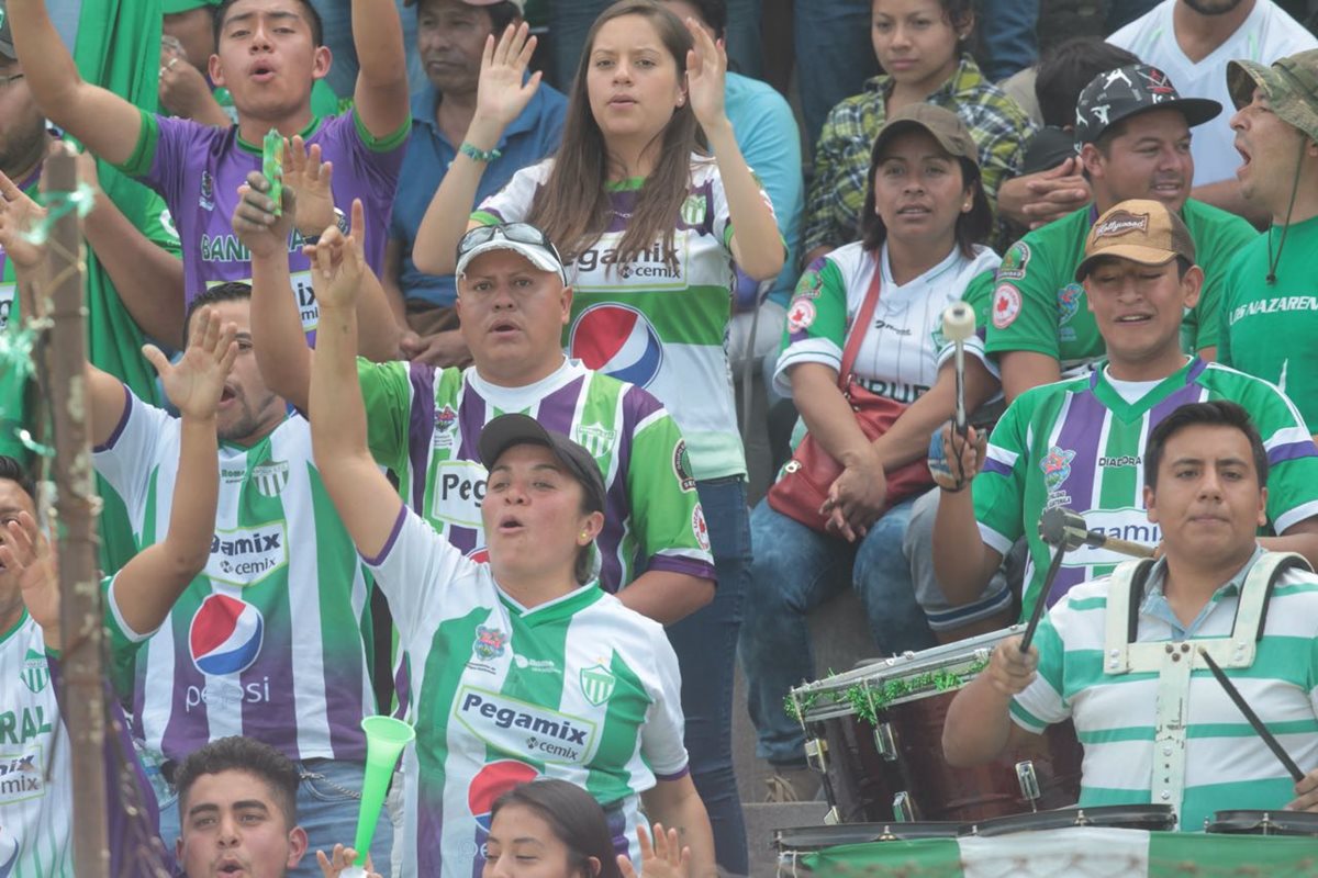 Los aficionados de Antigua GFC disfrutaron de una fiesta en el estadio Pensativo en la ciudad colonial. (Foto Prensa Libre: Norvin Mendoza)