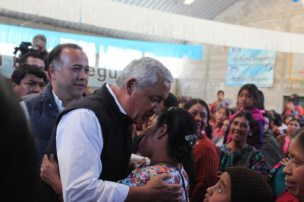 El presidente Otto Pérez juno al ministro de Desarrollo Social Leonel Rodríguez, saludan a mujeres en Nahualá, durante la entrega del Bono Seguro. (Foto Prensa Libre: Edgar Saenz)<br _mce_bogus="1"/>