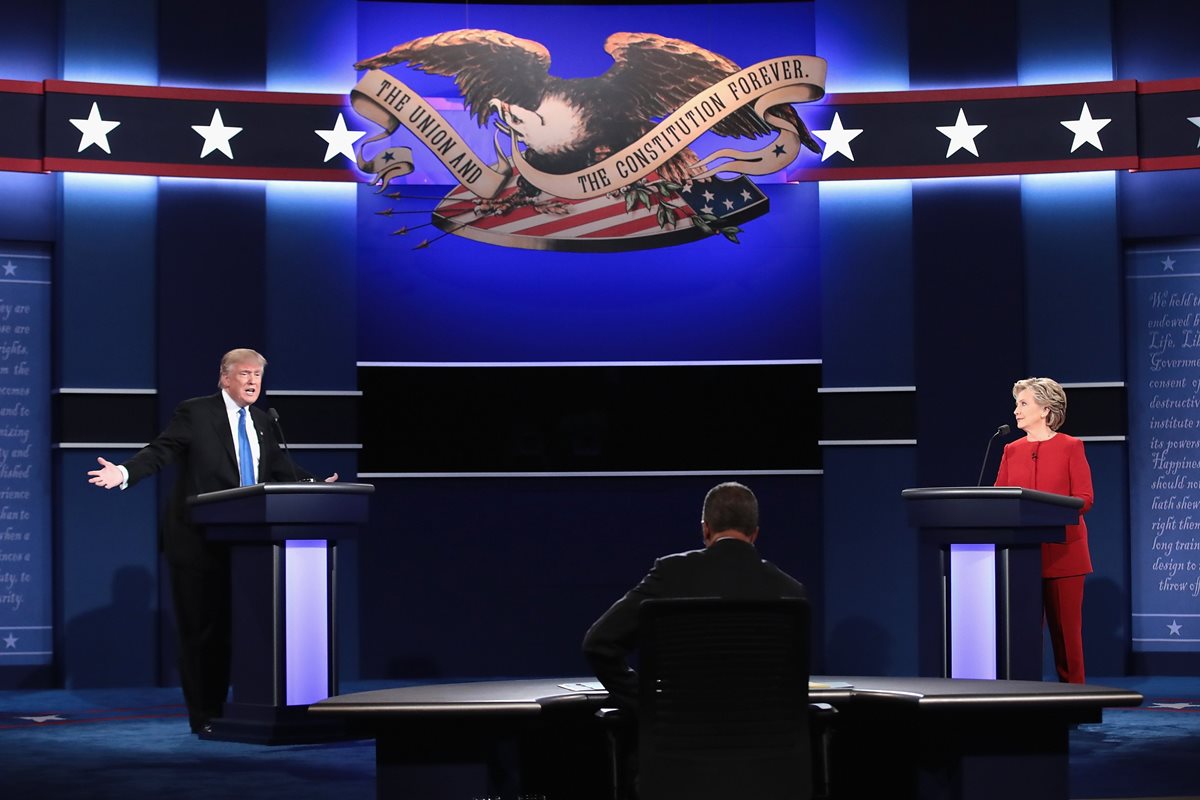 Donald Trump y Hillary Clinton, en el primer debate presidencial. (Foto Prensa Libre: AFP)