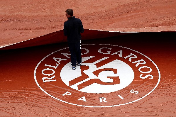 El torneo de Roland Garros se volvió a suspender por lluvia. (Foto Prensa Libre: EFE)