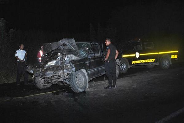 Picop que se estrelló con la maquinaria pesada en Río Bravo, Suchitepéquez. (Foto Prensa Libre: Felipe Guzmán)<br _mce_bogus="1"/>