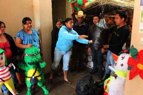 En la sede de la comuna  reciben   víveres, juguetes y ropa.