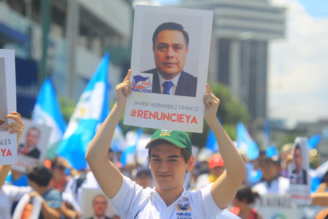 El rostro del diputado Javier Hernández, jefe de bancada del Frente de Convergencia Nacional, FCN.