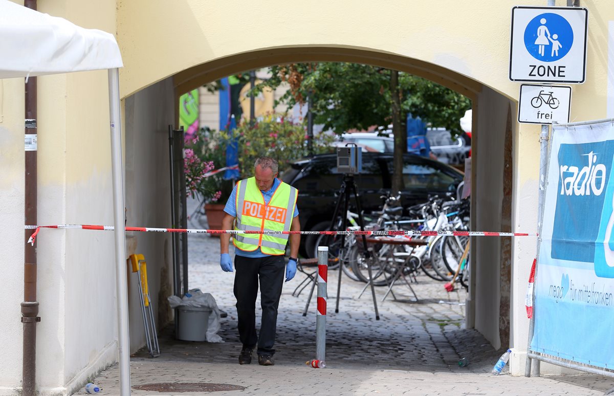 Un policía revisa el área donde se produjo el ataque en Ansbach. (Foto Prensa Libre: AP).