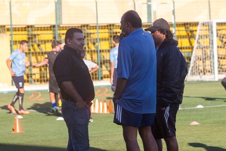 Pablo Centrone conversa con el alcalde electo de San Miguel Petapa, Mynor Morales, durante uno de los entrenamientos. (Foto Prensa Libre: Norvin Mendoza).