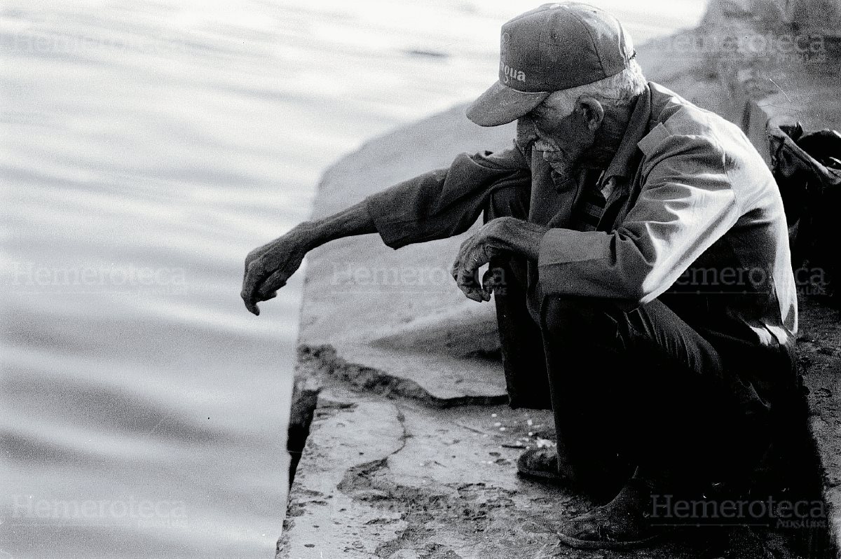 Pescadores cubanos a la orilla del mar. (Foto: Carlos Sebastián)