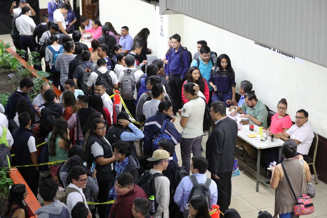 Masiva afluencia en la facultad de Ciencias Económicas del campus central de la USAC