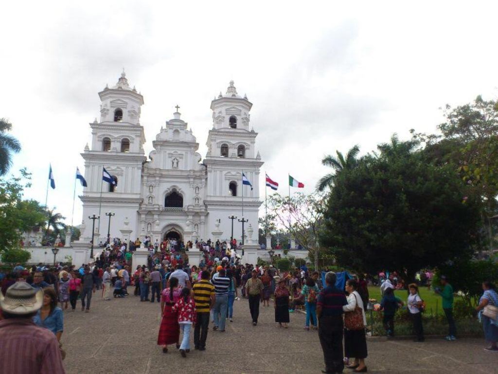 Cada 15 de enero, Día del Cristo Negro, la Basílica de Esquipulas es visitada por miles de peregrinos. (Foto Prensa Libre: Inguat).