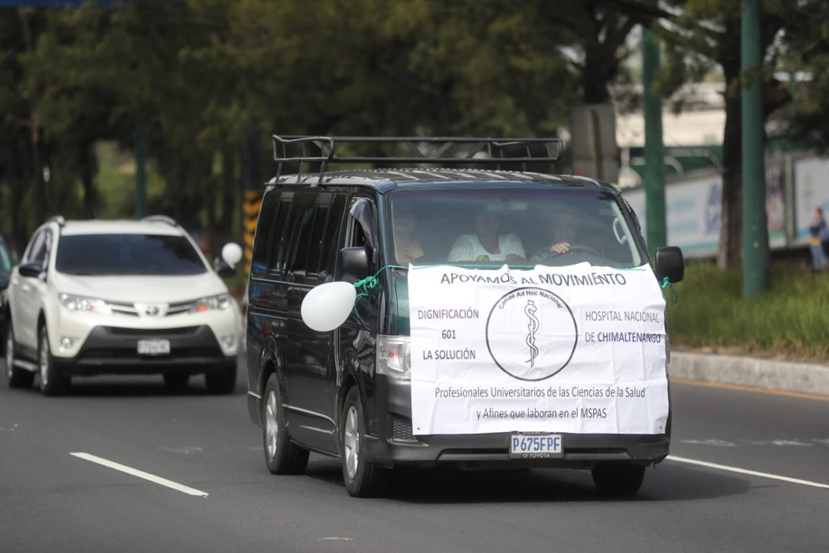 Médicos llegaron en caravana a la Asamblea Nacional que se lleva a cabo en el polideportivo de la Usac. (Foto Prensa Libre: Érick Ávila)