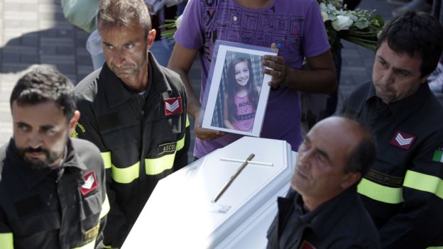 "Perdónanos por haber llegado demasiado tarde". La carta de un bombero llamado Andrea fue depositada sobre el féretro de Giulia Rinaldo. (AP)