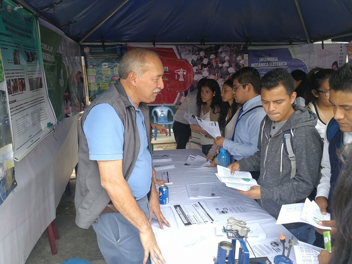 A la actividad se espera que asistan más de 5 mil estudiantes de 400 establecimientos educativos públicos y privados de la capital. (Foto Prensa Libre: Yanira Alvizurez)