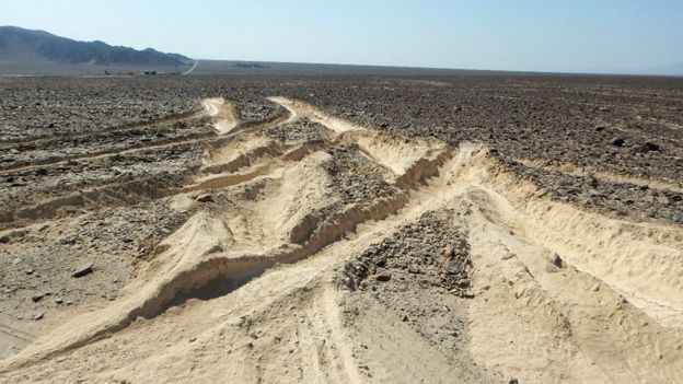 El camión dejó huellas profundas en las líneas. AFP