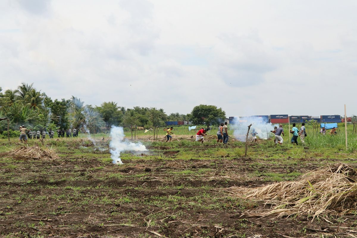 Pobladores que invadieron la finca se enfrentaron a los agentes de la PNC.  Foto Prensa Libre: Enrique Paredes.