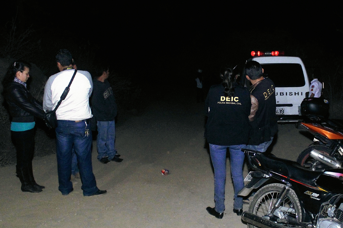 Escenario del crimen de Manuel López, muerto con heridas de arma blanca y de fuego en San Pedro Pinula. (Foto Prensa Libre: Hugo Oliva)