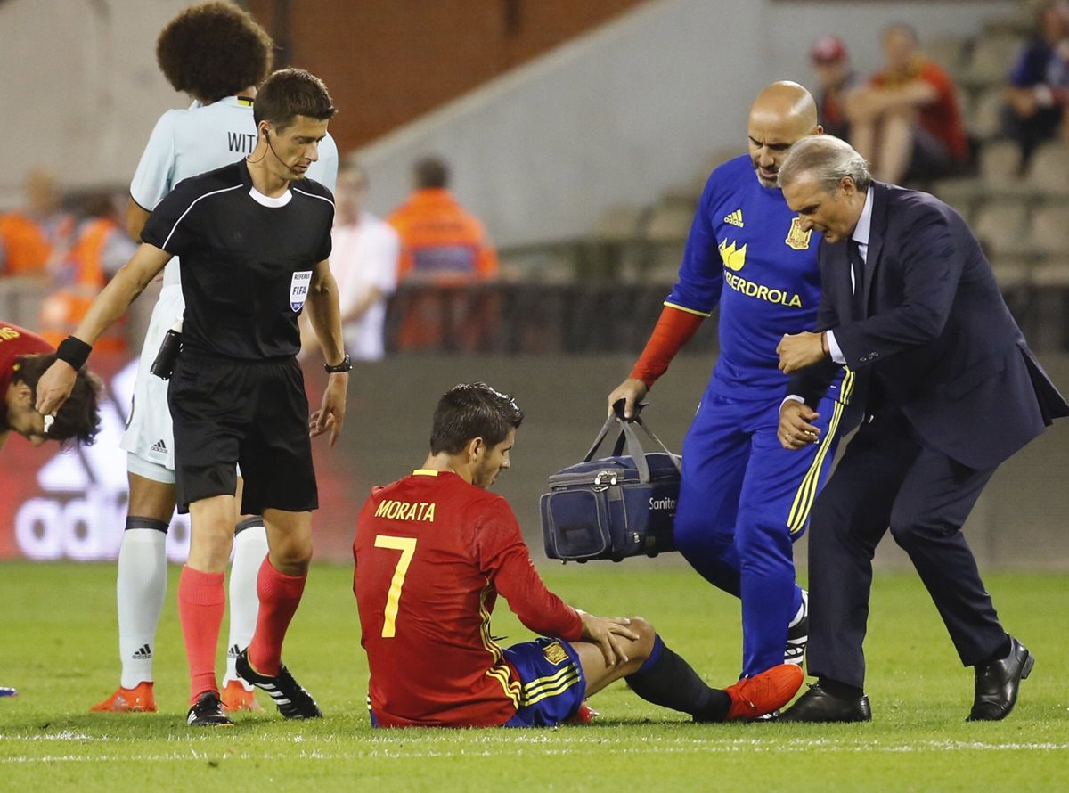 Álvaro Morata recibe asistencia médica en el juego amistoso contra Bélgica. (Foto Prensa Libre: EFE)