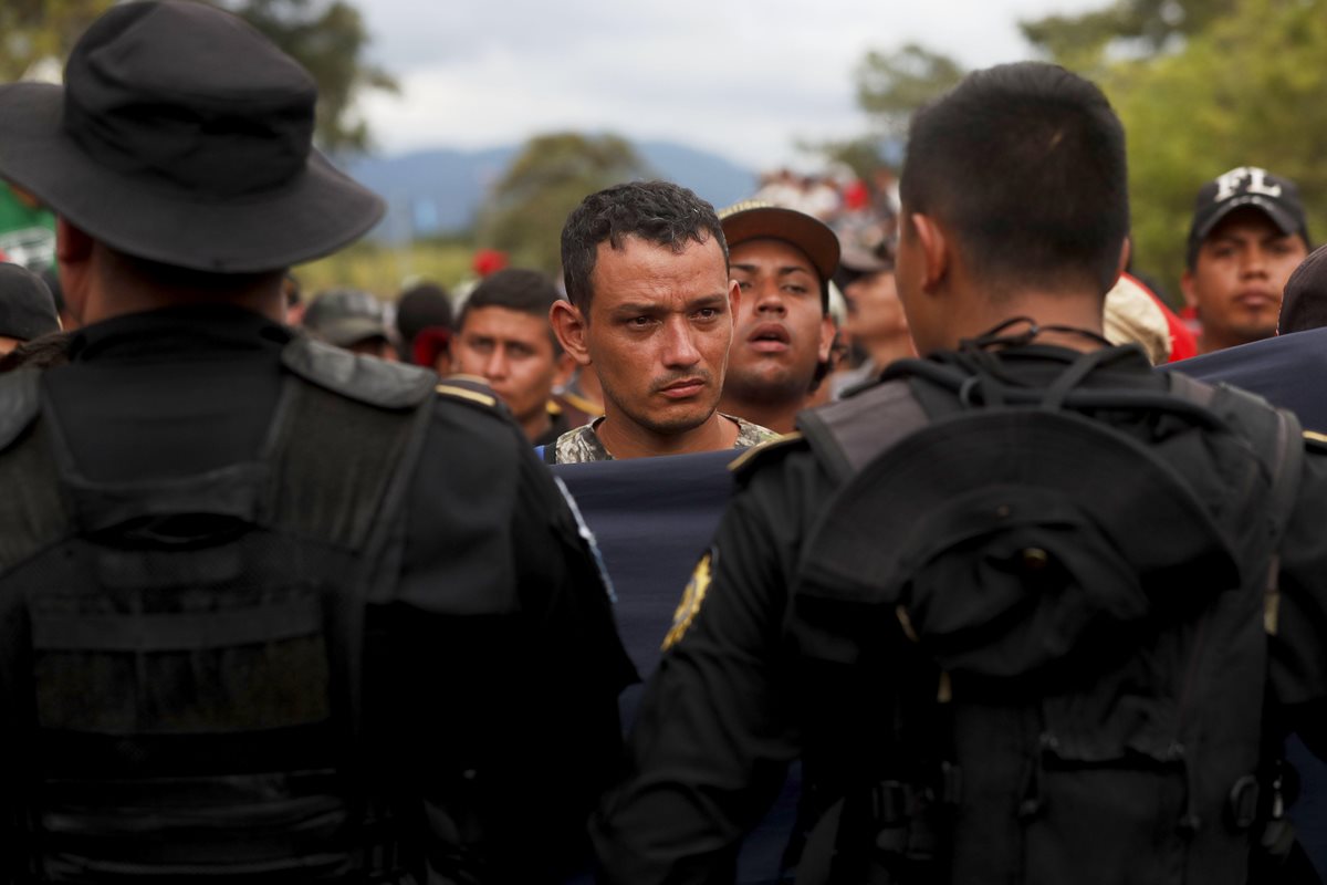 Expertos consideraron un error que el Gobierno quiera impedirles el paso a los migrantes hondureños. (Foto Prensa Libre: EFE)