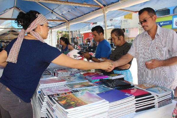 Padres de familia  compran útiles escolares en la feria instalada en la ciudad de Jutiapa.