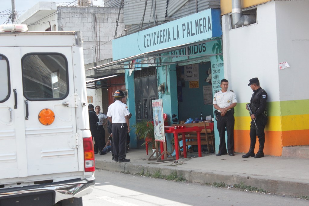 Autoridades observan cadáver de comerciante, en la cabecera de Chimaltenango. (Foto Prensa Libre: Víctor Chamalé)