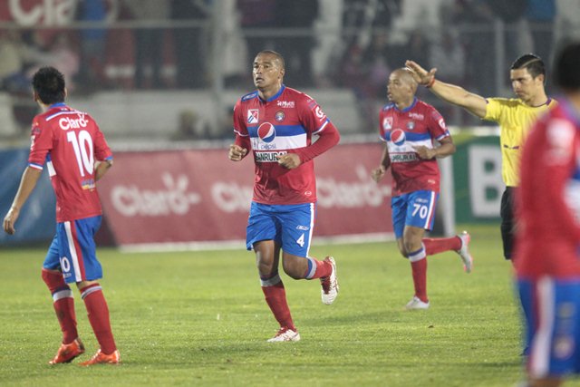 Juliano Rangel festeja el gol del triunfo de Xelajú MC. (Fotografía Prensa Libre: Norvin Mendoza)