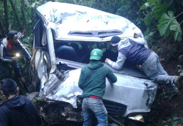 El autobús cayó en un barranco de aproximadamente 40 metros de profundidad. (Foto Prensa Libre: Mike Castillo)