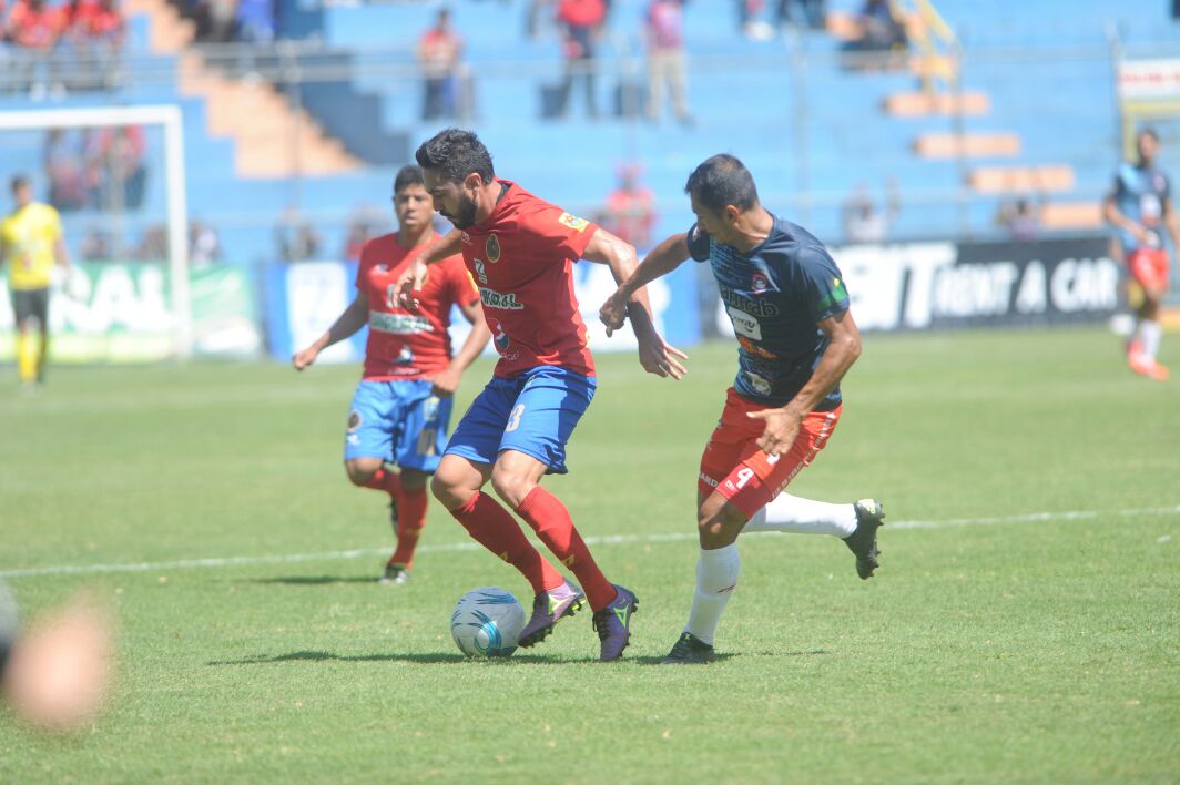 Carlos Kamiani Félix apareció para abrir el marcador en El Trébol. (Foto Prensa Libre: Edwin Fajardo)